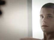 用T裤把猛男双手绑住脱光在他面前挑逗他最后被狠狠干了