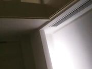 跟两个妹子一起玩双飞，边口交边摸奶骑乘操完一个再换另一个