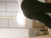 跟两个妹子一起玩双飞，边口交边摸奶骑乘操完一个再换另一个