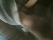 气质戴眼镜御姐范嫂子和两个年轻小伙在拆迁工地的厨房灶台上淫乱3P