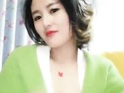 道具把骚逼玩弄得淫水直流，被大哥暴力草嘴口交深喉