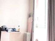 小哥哥早起就要来一发，没毛的大洋马浴室洗洗干净上床就开始