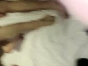 两个年轻小学妹被渣男带到酒店啪啪，一起舔鸡巴模样清纯