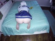 制服妹子翘起大白圆润屁股，等待后入猛烈撞击