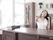 丰满自然豪乳肥臀亚裔妹李琰演绎办公室性感女郎勾引擦玻璃工被爆操