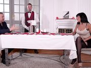 在餐厅里和丰腴肉肉的丝袜女友吃饭调情骚味上来挡不住