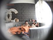 特色酒店偷拍气质长美女穿着男友买的性感内裤和网友酒店私会,女的不脱内裤说：我怕你睡着睡着操我,你出来,别动!