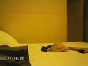 性欲旺盛饥渴男宾馆死缠烂打想要做爱妹纸说练劈叉腿疼还要去上课饶了我吧对白精彩