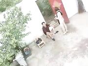 风骚的大姐勾搭两个院里乘凉的大爷玩起了3P，小院里脱光轮流伺候两大叔