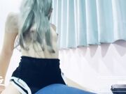 姐姐在闺房边看A片边自慰声音太大被弟弟看见好尴尬最后被狠狠干