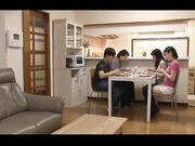 儿子女朋友来家里做客爸妈刚出门上班两个人就开始疯狂做爱