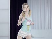 俄罗斯极品白人女神妮基亚出演在你的梦里可爱双马尾听音乐时被帅哥爆操