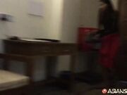 广东酒吧高颜值性感陪酒美女床战异国大屌猛男,逼毛稀疏,身材匀称,边操边自拍