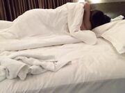 女友气质漂亮的美女闺蜜做酒水推销员经常光顾喝酒挑逗,终于约到酒店啪啪