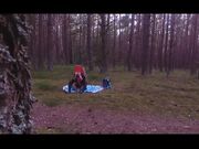 震惊！小萝莉在森林里竟然被怪蜀黍做出这样的事