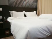 约炮颜值一般般口活不错很骚的少妇开房偷拍套子都用完了还没满足