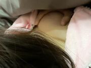 清秀小女友小巧玲珑的舌头扫舔我的龟头，这样的含舔真是好舒服啊！