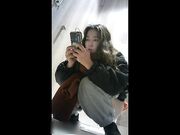 商场女厕全景偷拍手持红色手机气质美少妇