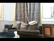 约了个眼镜国外妹子啪啪，口交翘起屁股沙发上后入