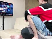 趁继妹玩游戏时中出颜射