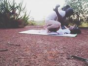 大清早穿着黑色蕾丝裤袜高跟和炮友乡下田间的丛林野战