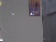 被猥琐变态狂一路跟踪到家,看我在自慰直接抠逼调戏将我侵犯_