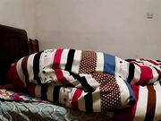 老夫少妻大叔貌似性欲强媳妇强行过性生活草出血了还边搞边拍照