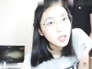 网红留学生刘玥,看男友在玩游戏就去捣蛋舔弄男友的鸡鸡_