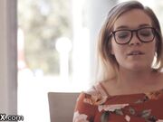 为了增进友谊，少女互换炮友