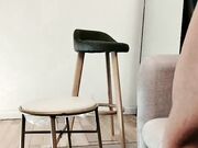 影楼里4P乱操 摄影师爆操婚纱新娘 伴娘还帮忙打灯吃鸡摸蛋 沙发上骑着操还被内射