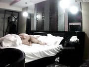 商务酒店外表清纯长发美女大学生穿着校服逃课出来与男友开房打炮