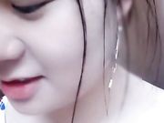 萌萌哒小美女户外温泉直播勾引小伙子摸她还给撸鸡巴旁边有人也不怕对白精彩