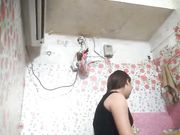 假日的城中村真繁荣大白天小巷到处坐着等客的妹子，挑了个漂亮少妇出出火