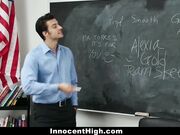 可爱的金发女郎在教室性感露逼