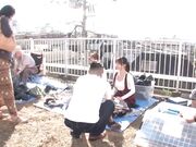 小山雀女孩为被看见而兴奋，并使wet湿了！