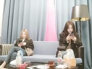 来两妹子留一个黑色外围网红脸 舔弄大屌后入猛操