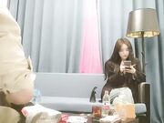 来两妹子留一个黑色外围网红脸 舔弄大屌后入猛操