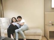 赵总寻花深夜第二场 白衣少妇撩起衣服摸逼舌吻 张开双腿打桩机猛操