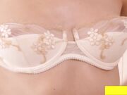 金发淫妻在浴缸中操了来串门的邻居