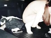 深夜和炮友户外车震无套啪啪 架在车后备箱上暴力抽插 后入冲刺内射