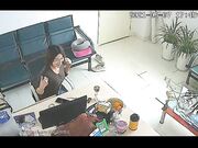 黑客破解摄像头 公司女财务和经理经常趁着没人在办公室沙发和椅子上偷情