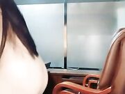 在办公室被老板舔逼口交椅子上啪啪高潮喷水