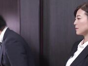 人妻秘書 汗と接吻に満ちた社長室中出し性交 1