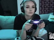 气质美女正在玩游戏男友过来又是让口交又是猛操 边玩游戏边被草 最后被颜射