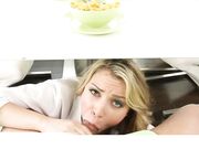 可爱的金发卡利火花给继父完整的GF体验