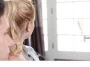 娇小淫荡的继母在丈夫身后逗弄继子太刺激了