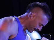 惊艳的巨乳健身女教练在健身房勾引男人操她