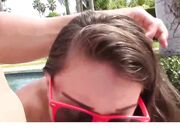 庆祝独立日在公共泳池边操两个小宝贝