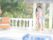 西班牙女神在户外洗澡并被大鸡巴爆菊花