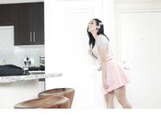 小保姆缺钱需要她的老板帮助拿娇小身体报答